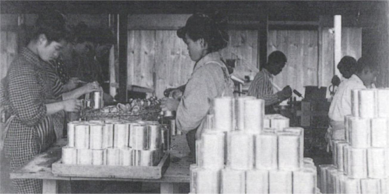 缶詰工場の封缶作業